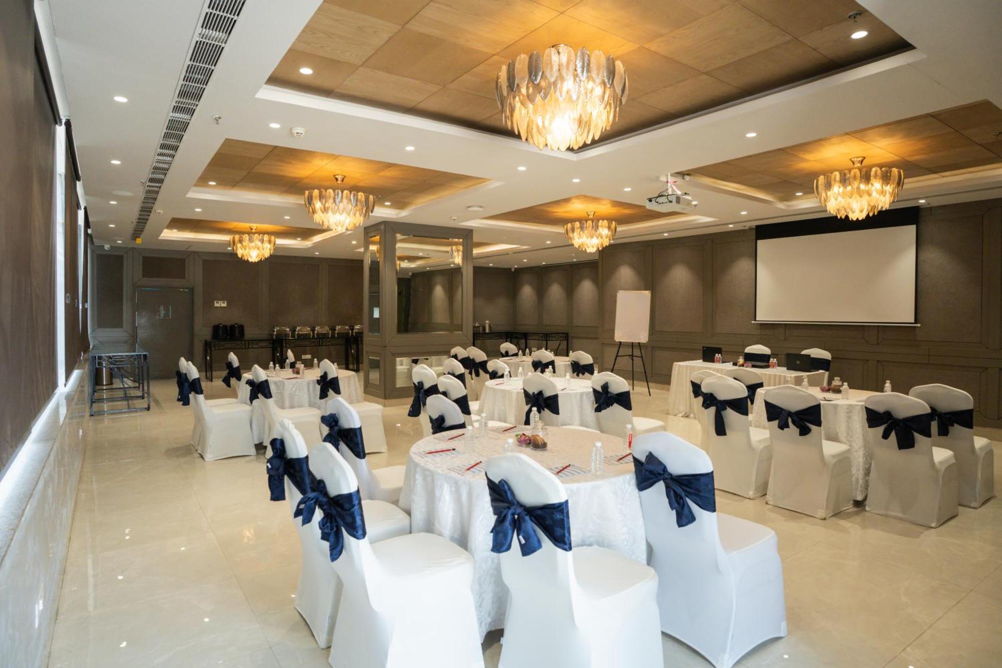 Ar Suites Klj Square Gurgaon Bagian luar foto
