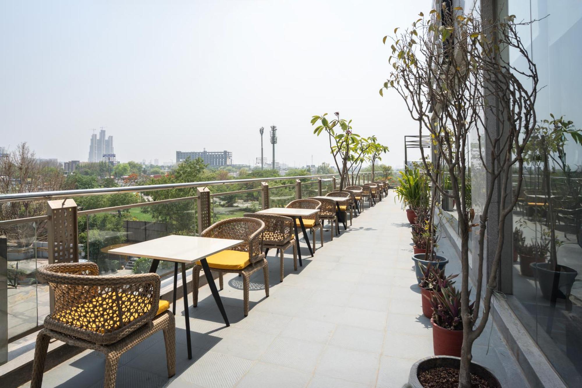 Ar Suites Klj Square Gurgaon Bagian luar foto